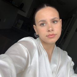 Girl1_2.jpg Girl1_2.jpg