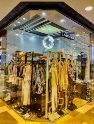 Vertical glass dividers, make clothes stand out.jpg Vertical glass dividers, make clothes stand out.jpg