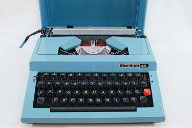 maritsa-30-vintage-portable-manual-typewriter-with-carry-case-blue-1chrisdesign.jpg