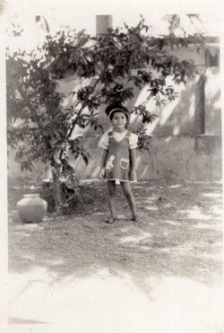 Annu babyin bhavnagar standing next to tree.jpg