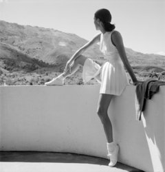 Flickr_-_…trialsanderrors_-_Toni_Frissell,_Woman_in_tennis_outfit,_1947.jpg